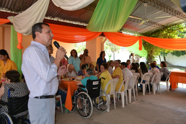 Adultos mayores de las residencias festejan el día de la madre