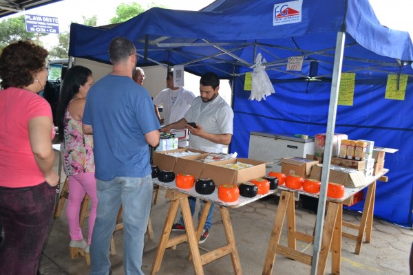 Arrancó bien la venta en el camión de “Lácteos para Todos”