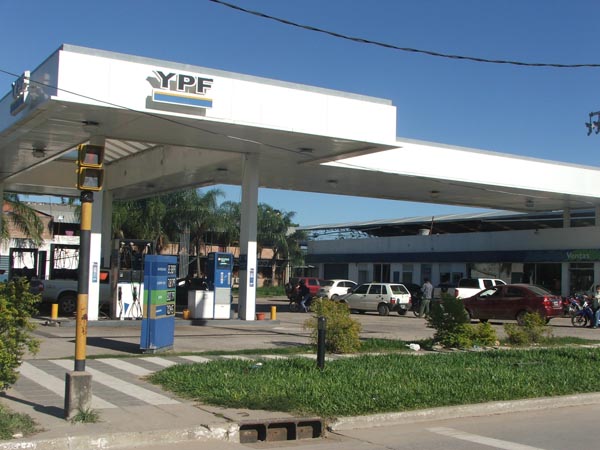 Piden que baja en el barril de crudo beneficie a consumidores