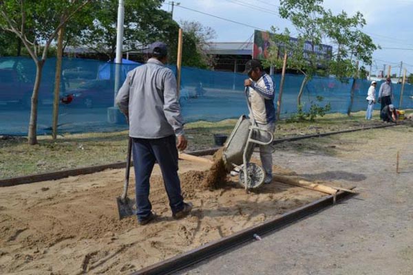 Se construyen senderos peatonales sobre la Avenida Kirchner