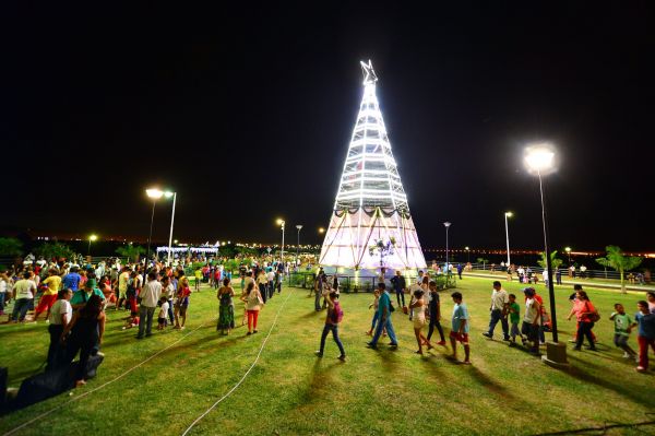 Insfrán inauguró un hermoso sistema lumínico navideño