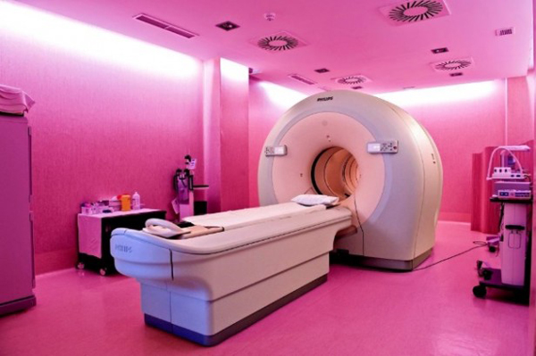 Estructura edilicia de punta albergara el Centro de Medicina Nuclear y Radioterapia