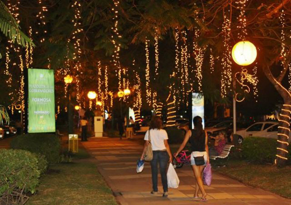 La ciudad embellecida con motivos navideños y ornamentación lumínica