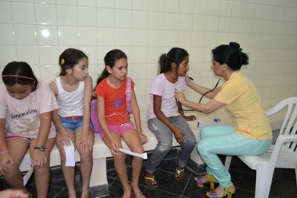 Colonia de vacaciones: Centenar de niños pasan por controles médicos