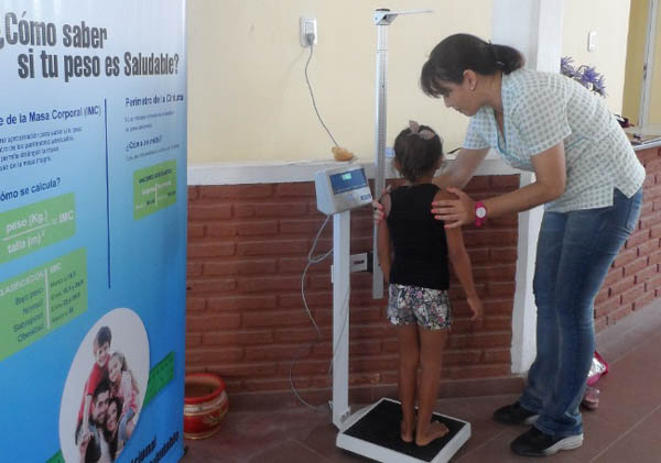 Activo control nutricional a niños que asisten a la colonia de vacaciones de la provincia