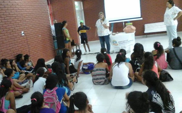 Niños que asisten a colonia participaron de una charla sobre educación sexual