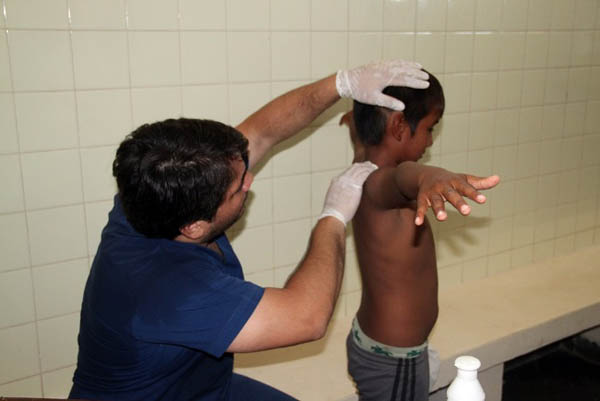 Controles médicos a decenas de niños que asisten a la colonia de vacaciones