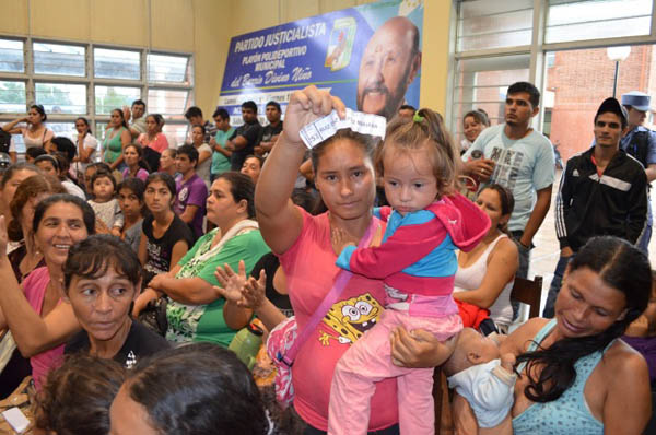 De Vido encabezó emotivo sorteo adjudicación de casas y lotes con servicios para familias evacuadas