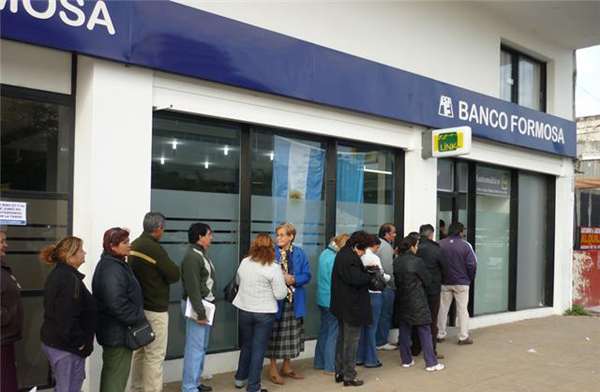 Hace su debut el salario de estatales con el aumento dispuesto por el gobernador Insfrán