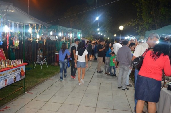Multitudinaria presencia de visitantes a la tradicional Feria de la Plaza San Martín