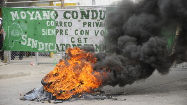 Camioneros impiden paso de camión con ayuda a damnificados por lluvias