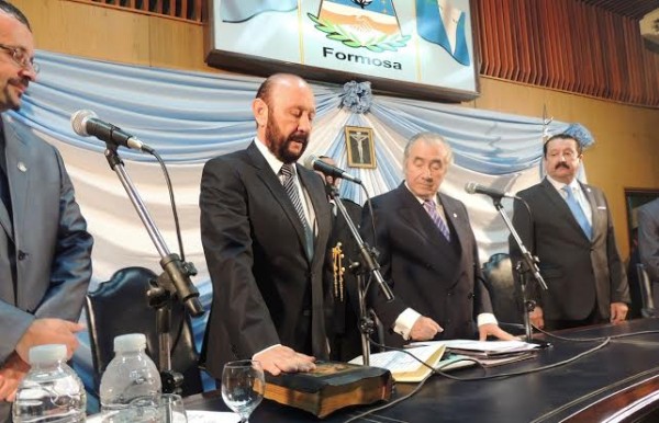 El gobernador Insfrán juró en la legislatura y puso en funciones a los ministros del gabinete