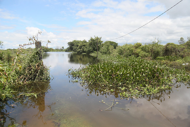 Acceso a Laguna Oca cortado por el agua