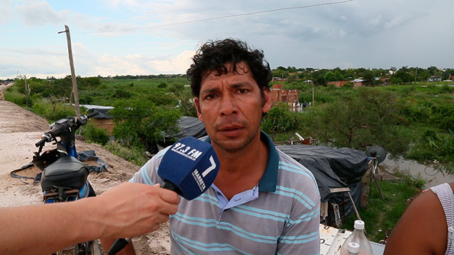 Sergio, un vecino del Barrio Santa Rosa contó como afecta la creciente a su familia