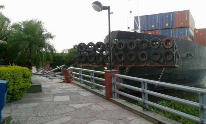 Embarcación chocó y derribó parte de las barandas de la costanera Formosa