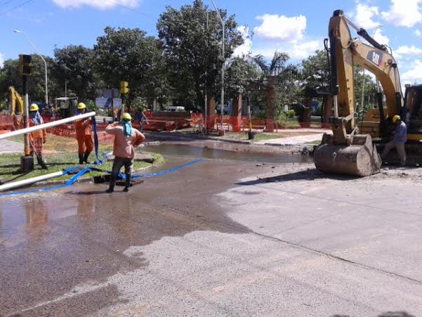 Denuncian a empresa privada por dejar sin agua varios barrios
