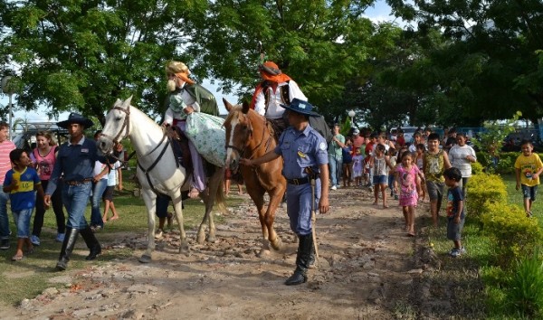 Alegría al por mayor en niños internados y los asistidos en centros de evacuados