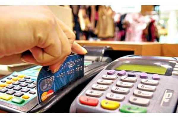 Sancionarán a comercios que recarguen precios de compras con tarjeta