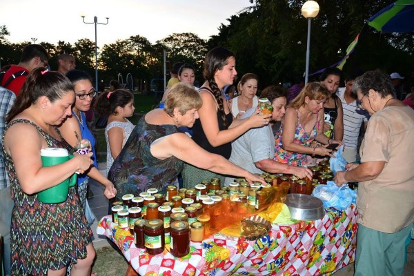 Feria barrial municipal en la plaza de Villa La Pilar
