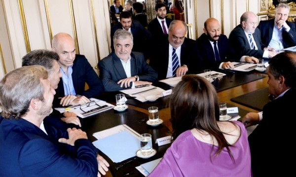 Insfrán asistió a reunión que trató la restitución de la coparticipación