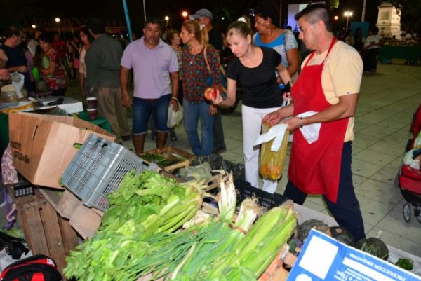Arranca la feria comercial y artesanal en la Plaza San Martín