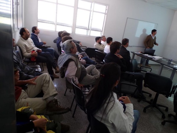 En  CEDEVA de Ibarreta se realizó mesa redonda sobre análisis de  forrajes y su utilización