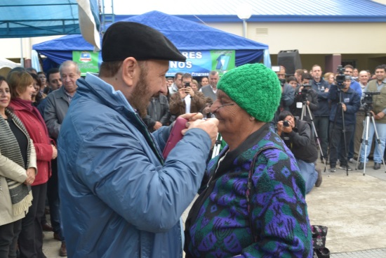 “Por nuestra gente, todo” rodeado de un “contexto popular y festivo”