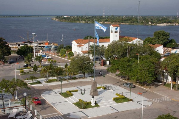Acto evocativo a la bandera nacional en el Mástil Municipal de esta ciudad