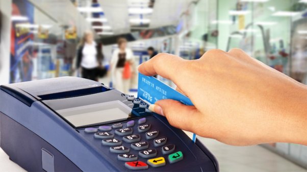 Alertan por “recargos indebidos” en  compras con tarjetas de débito y crédito