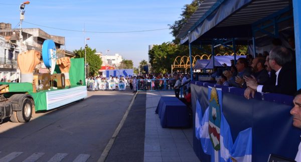 El gobernador Insfrán presidio el mega-desfile cívico Multitudinaria evocación de la provincialización