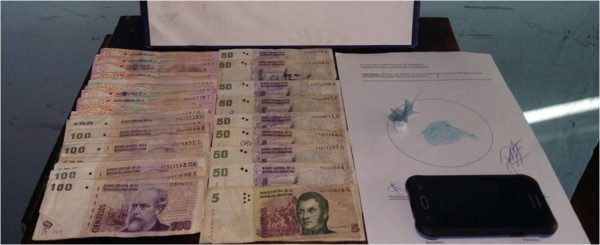 Detienen a hombre con varios gramos de cocaína, dinero en efectivo y celular