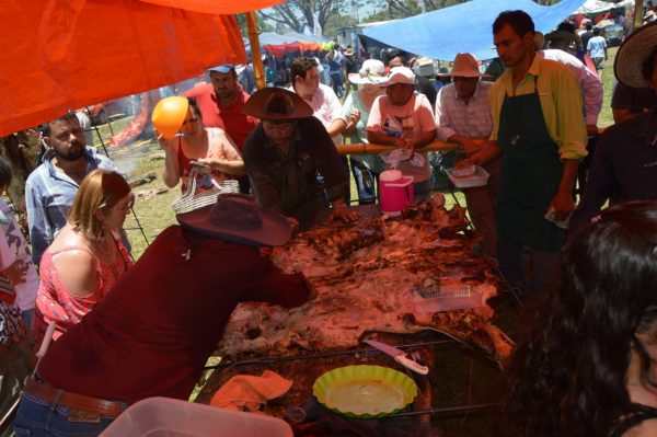 Fiesta popular en Riacho He He con el festival del asado criollo