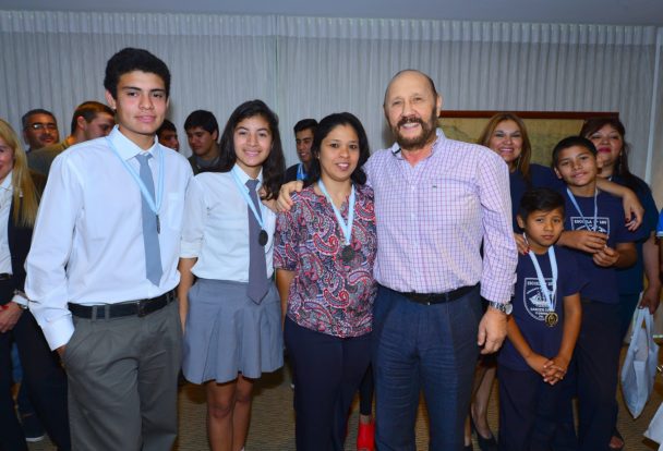 Insfran con distinguidos en la feria de ciencia nacional