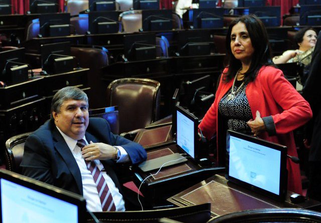 Mayans y De la Rosa cruzaron a Naidenoff porque “mancha a cualquiera por un voto más”