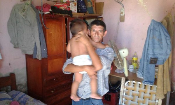 Papá soltero «por opción» necesita una vivienda