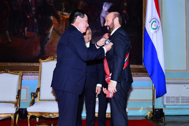Un año atrás Insfran era condecorado por el presidente paraguayo Horacio cartes