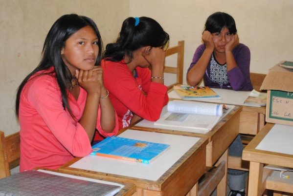 Pagan becas a estudiantes  aborígenes del Secundario