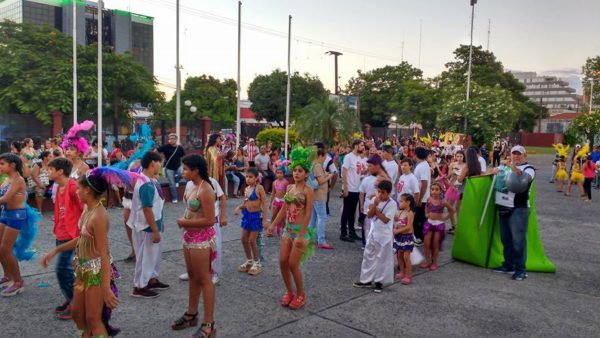 Populosa y colorida presentación de los corsos barriales y populares