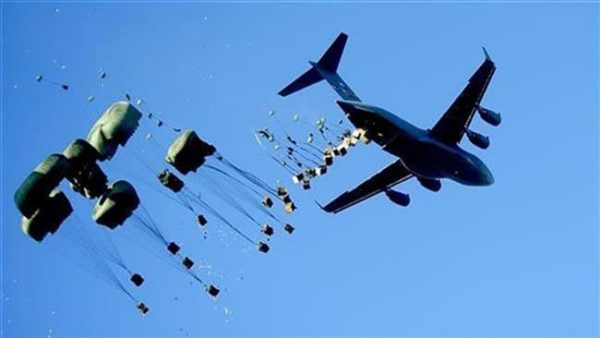 Siria: Aviones de EEUU lanzan armas en paracaídas para el EI