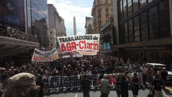 Importante marcha de los trabajadores de AGR-Clarín llegó al Ministerio de Trabajo