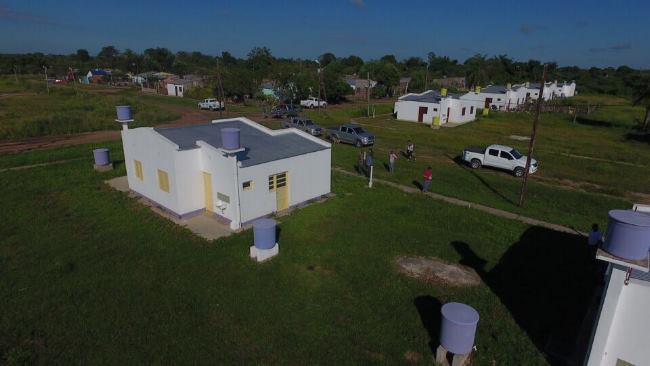 El gobernador entrega viviendas a treintena de familias piraneses