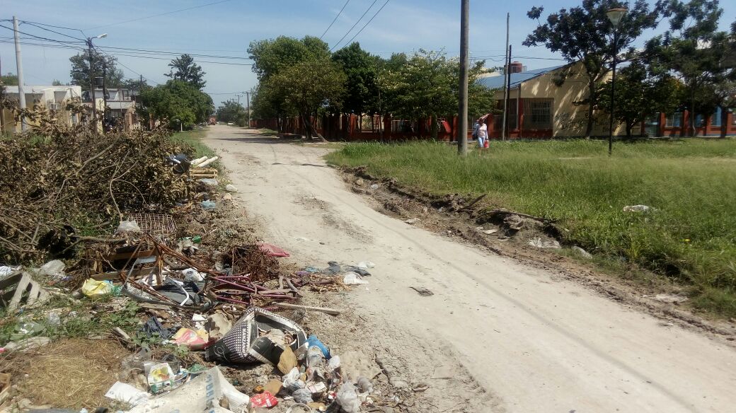 Vecinos del Barrio Itatí I solicitan contenedores al municipio