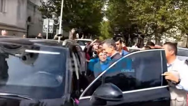 Macri pasó un mal momento a la salida de la iglesia en Tandil