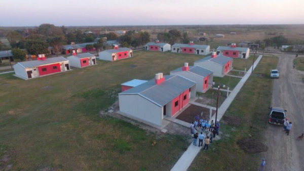Insfrán entrega viviendas, inaugura escuela y casa solidaria en la zona norte