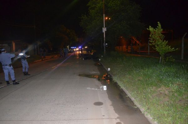 Motociclista falleció tras colisionar una columna de alumbrado público
