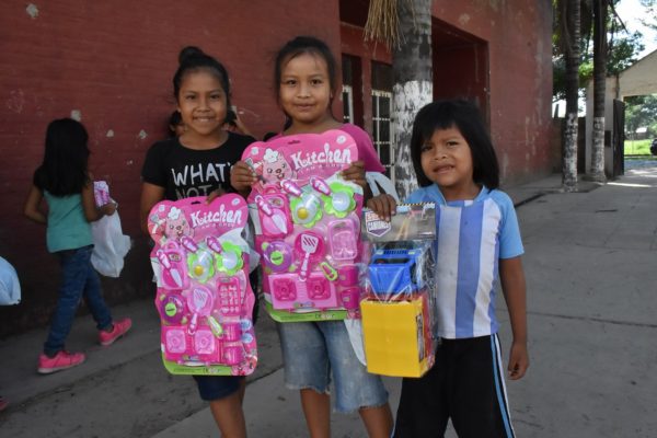 Reyes Magos llegaron con su cargamento de juguetes y fue alegría al por mayor en niños