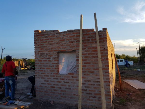 Breve y violento remolino produjo voladuras de techos en Juárez