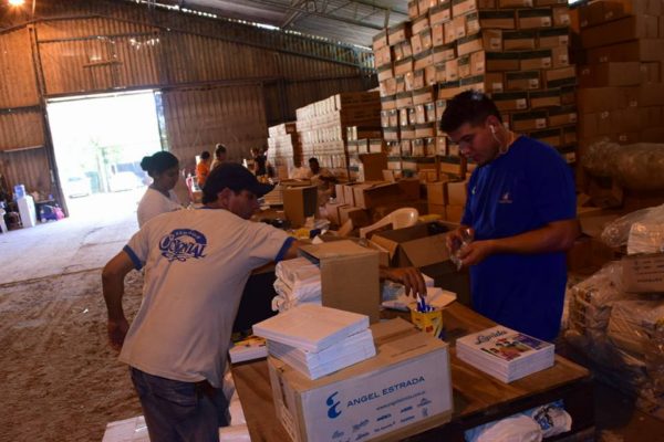 Avanza el armado de kits escolares que entregará el Gobierno provincial