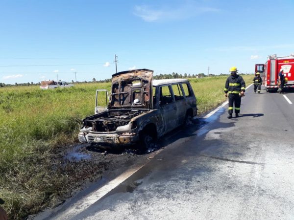 Daños totales en una camioneta que se incendió sobre ruta 11