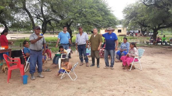 Médicos y trabajadores sociales con las familias evacuadas por la inundación